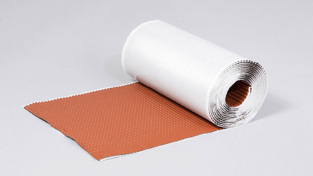 Rol van bruine en witte rubberen bekleding met een geprofileerde textuur, uitgerold op een lichte achtergrond.