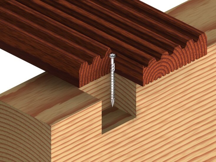 Een houten plank met een donkerbruine afwerking, verbinding met een lichte houten ondergrond en een zilveren schroef bovenop.