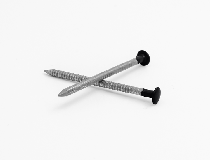 Stalen schroeven met een zilvergrijze kleur en zwarte platte uiteinden, kruiselings gelegd op een witte achtergrond.