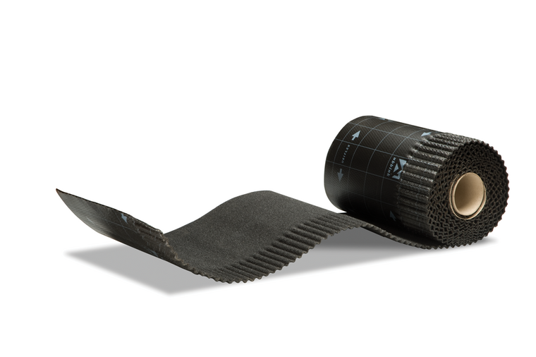 Zwarte, flexibele tape op een rol met een geperforeerde rand en een mat oppervlak, voorzien van kleine merklogo's.