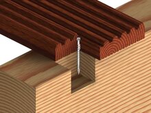 Een houten plank met een donkerbruine afwerking, verbinding met een lichte houten ondergrond en een zilveren schroef bovenop.