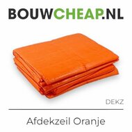 Een stapel oranje afdekzeilen, netjes opgevouwen en geplaatst op een lichte achtergrond met de tekst "Bouwcheap.nl&amp;#x002