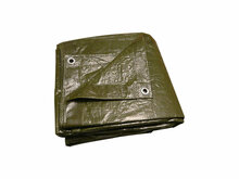Groene, waterdichte zeildoek van kunststof met metalen oogjes in de hoeken, netjes opgevouwen.