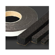 Zwart, schuimrubber tape met een rol en rechte strips, op een donkere achtergrond, ideaal voor isolatie.